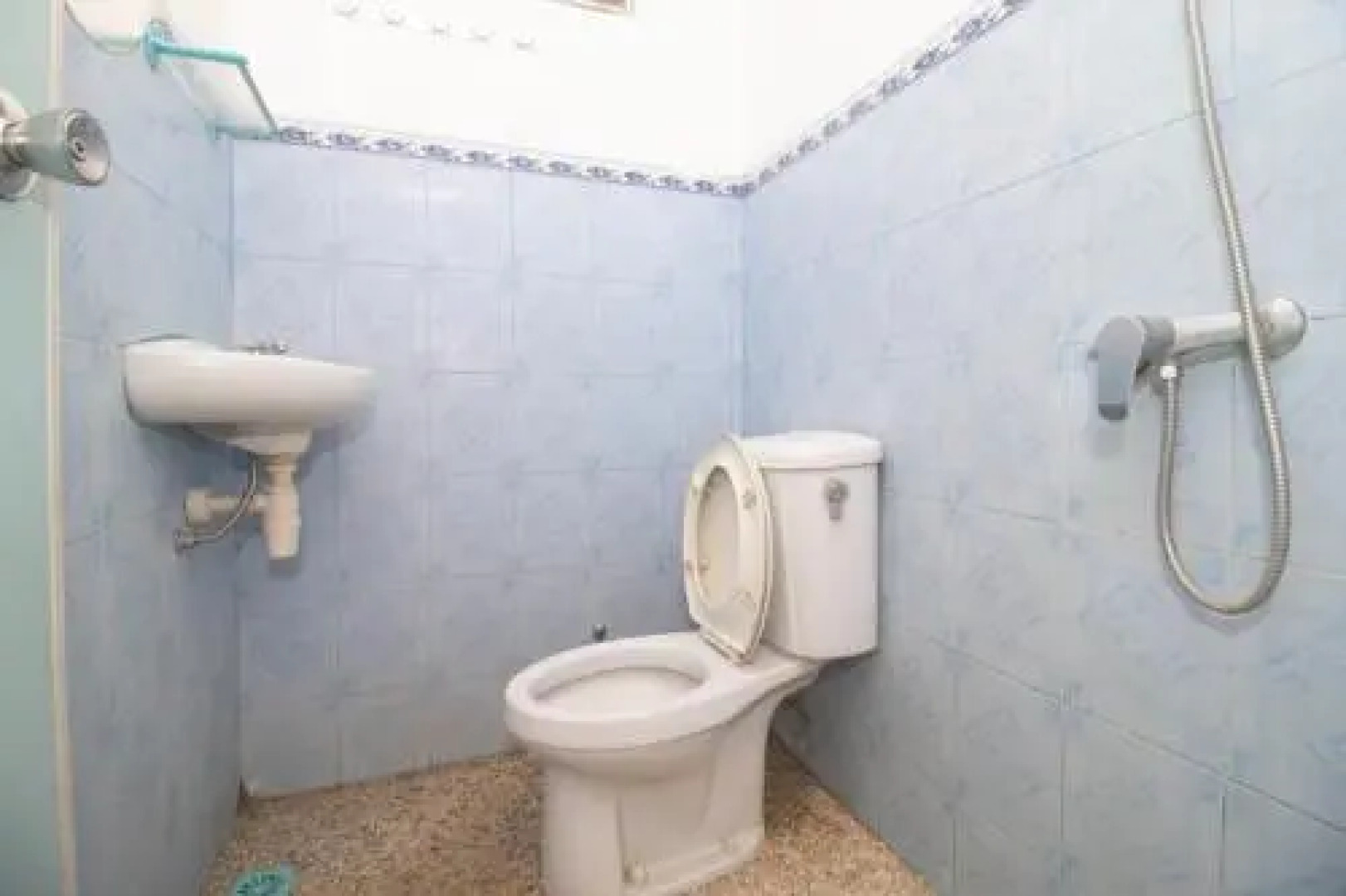 RedDoorz Near Pantai Boom