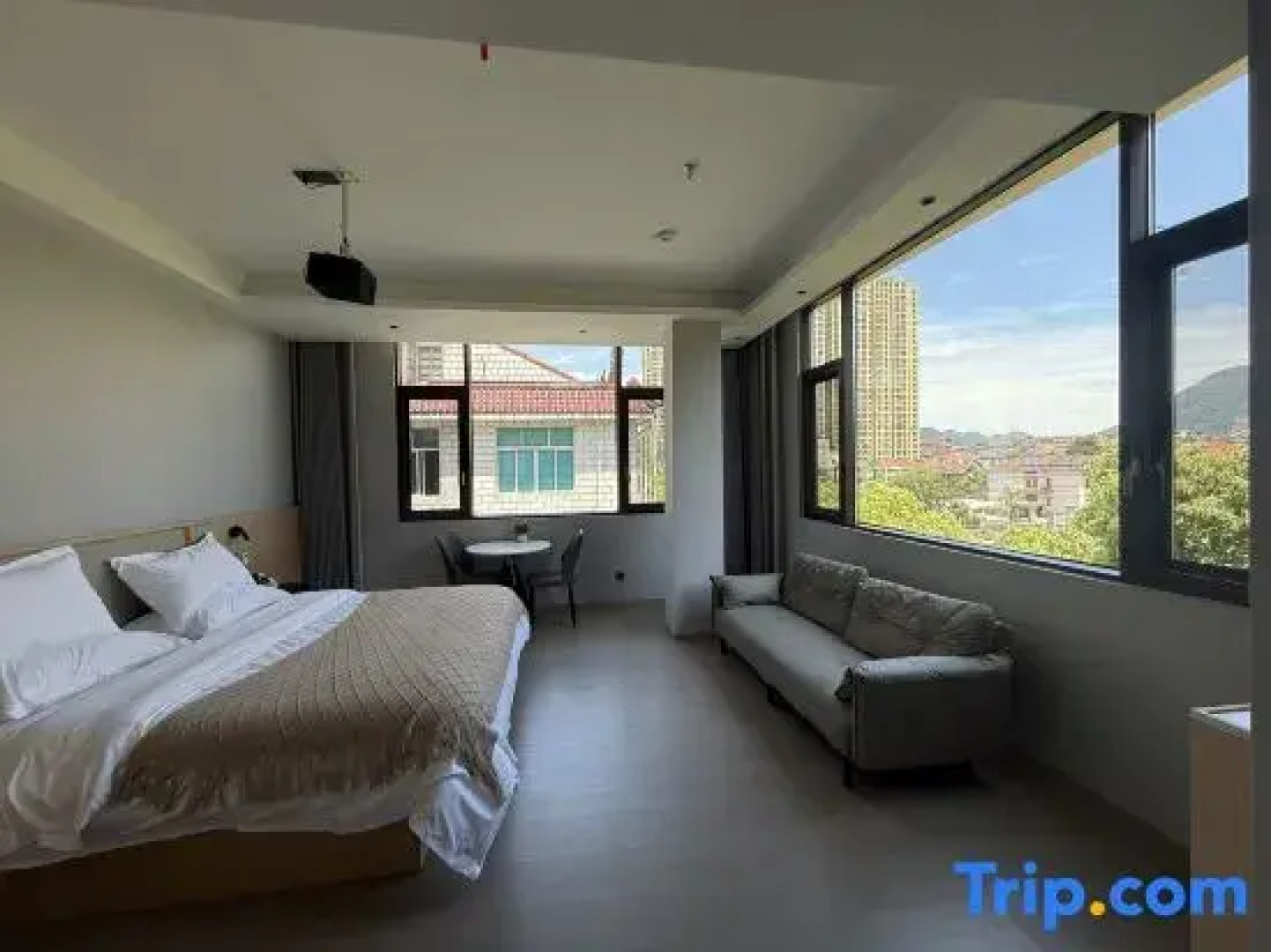 Yinghe Light Luxury Smart Homestay (Hengdian World Studios Store)