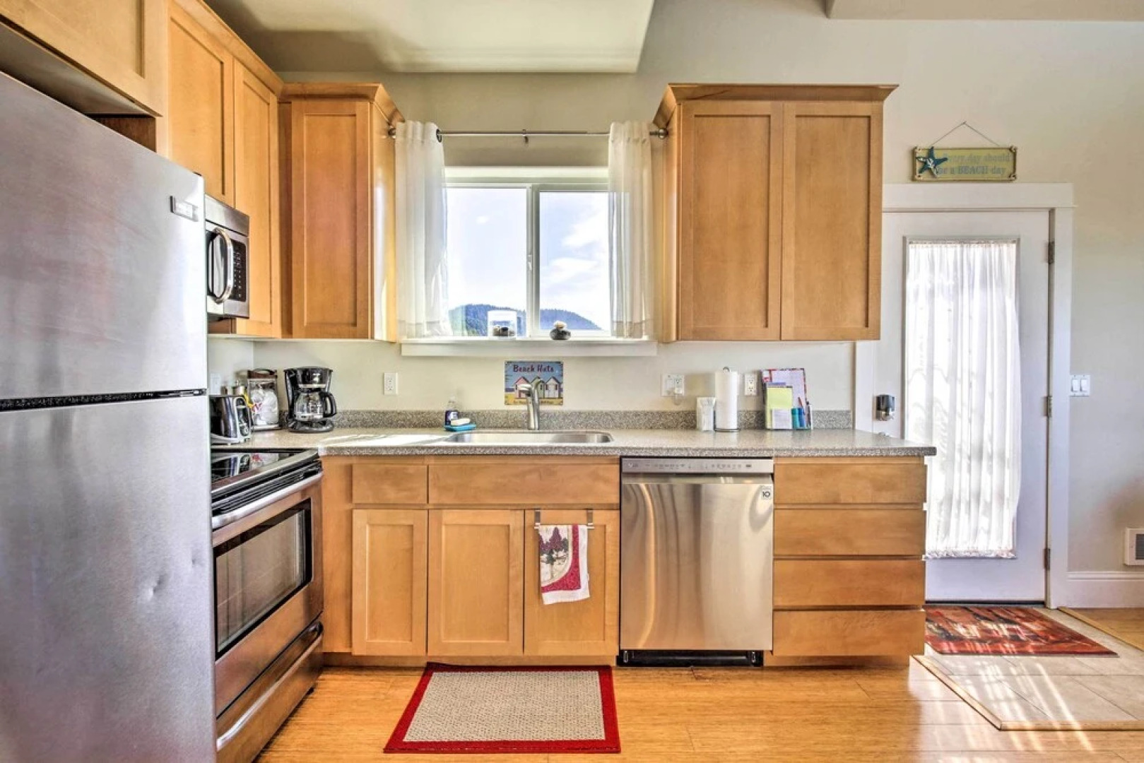 Oceanfront Cottage W/deck & Secluded Beach Access!