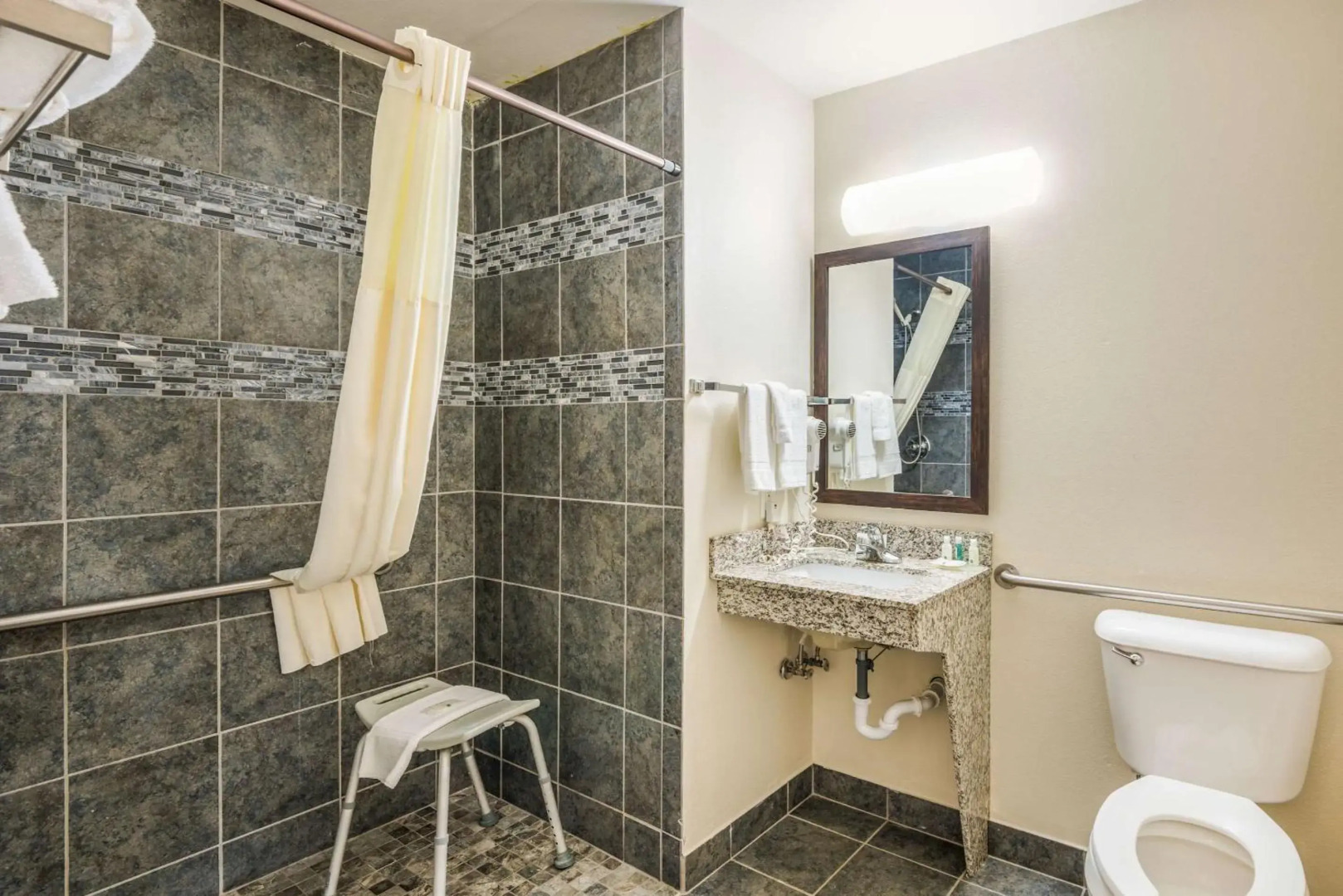 Quality Inn & Suites Eldridge Davenport North