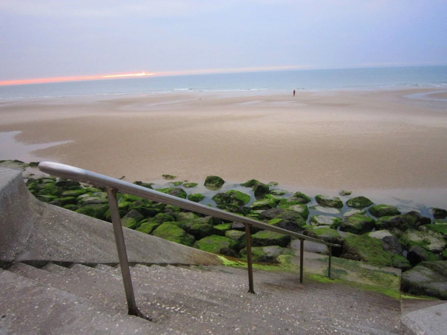 A Pleasant Little Studio Apartment With a Terrace, 30 Metres From the Beach