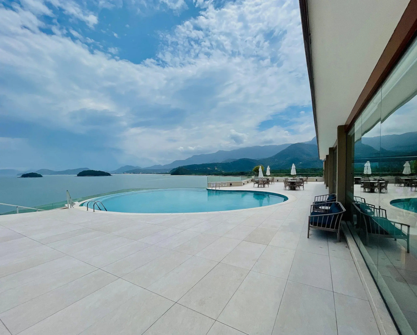 Apto c/ piscina e vista para o mar - Caraguatatuba