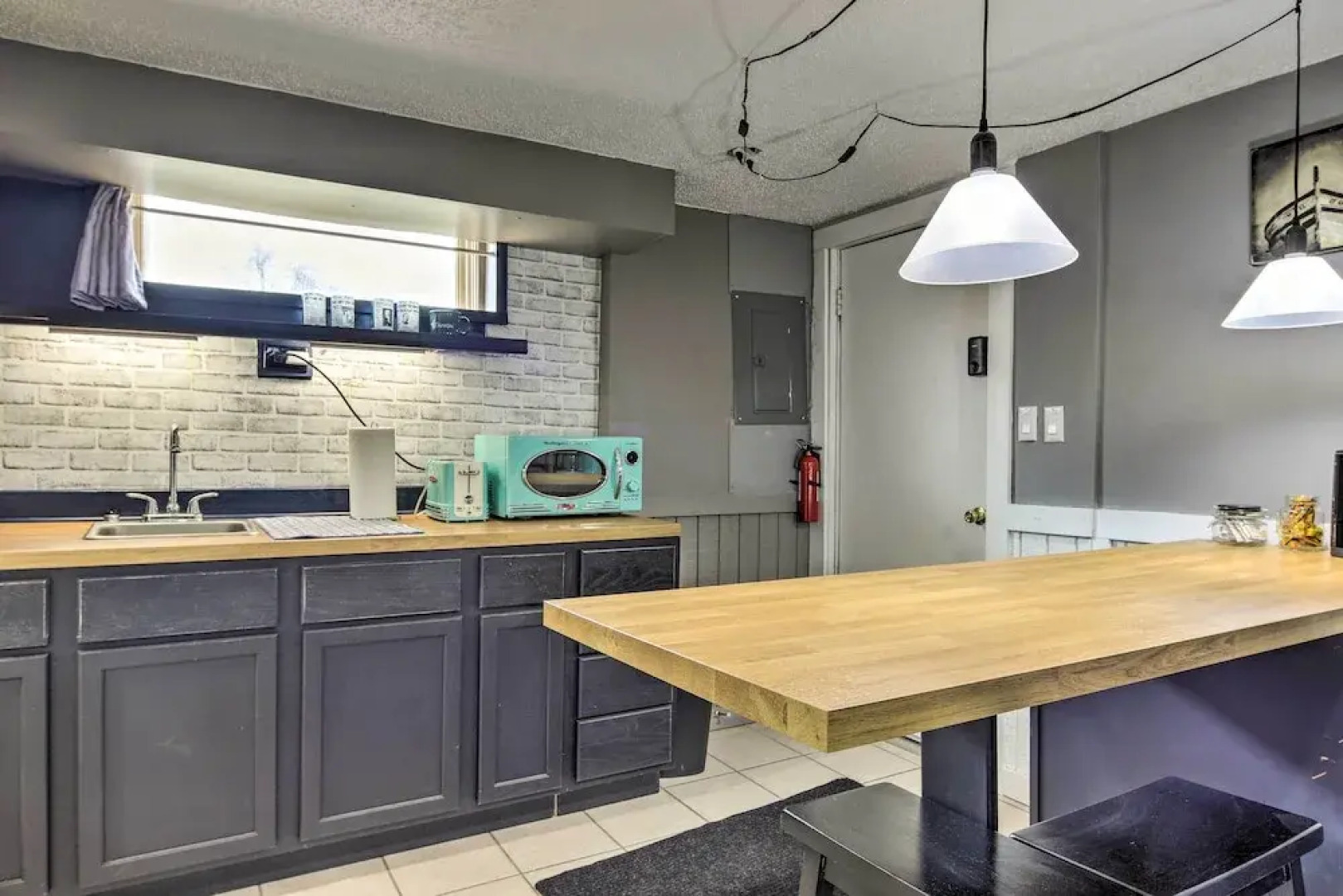 Portage Studio: 11 Miles to Indiana Dunes!