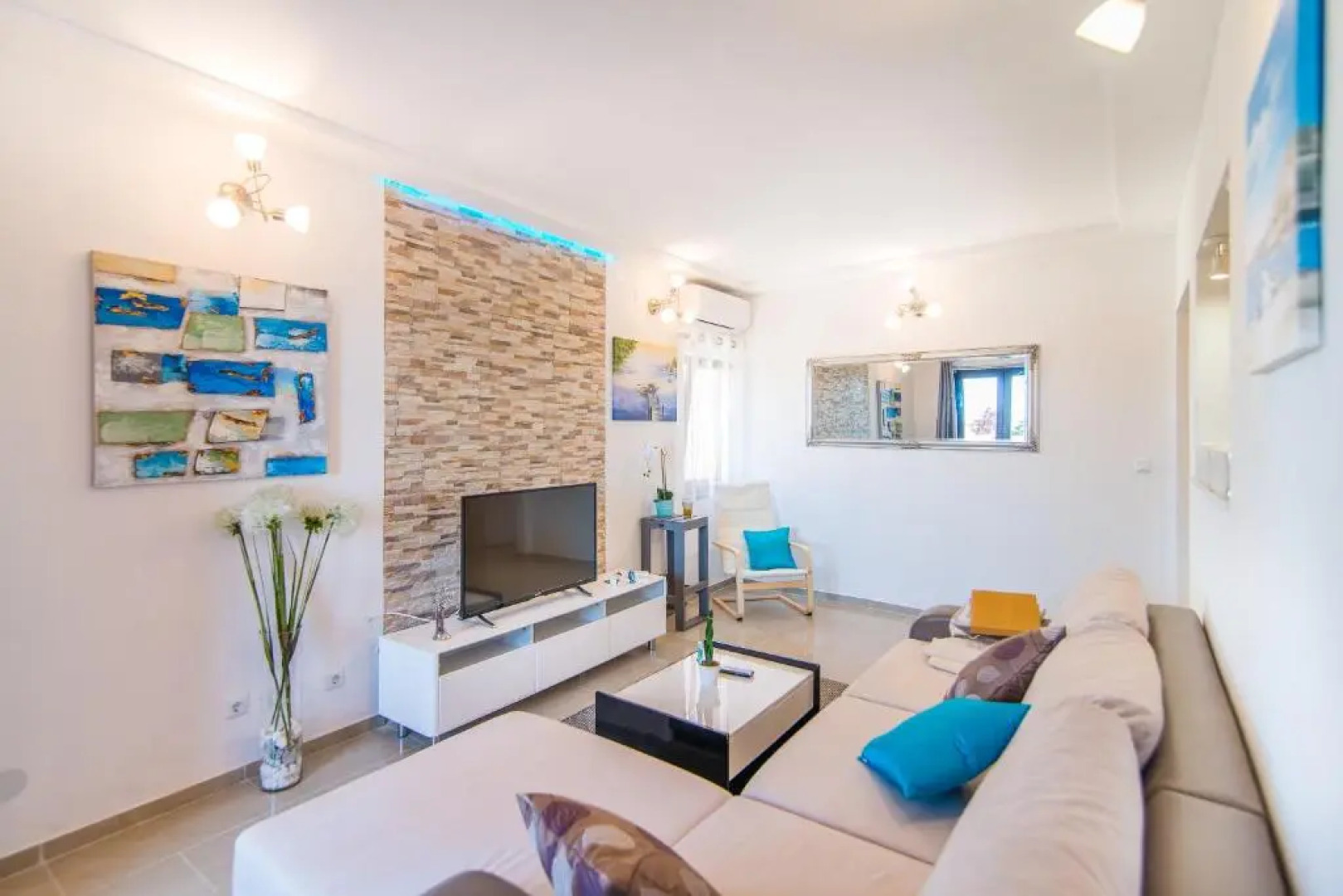 Charming house on the beach and Deluxe Apartment