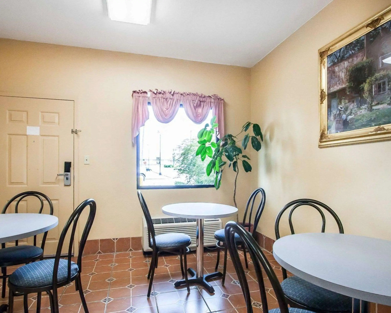 Econo Lodge Inn & Suites I-20, exit 73