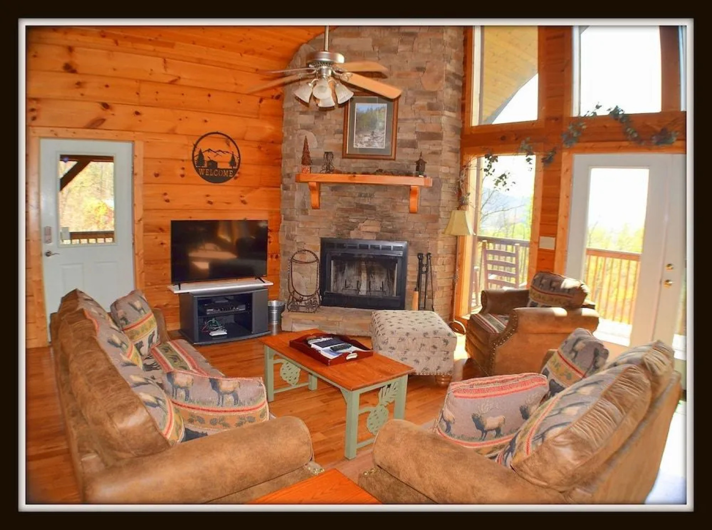 Autumn Mist - 3 Br cabin by RedAwning