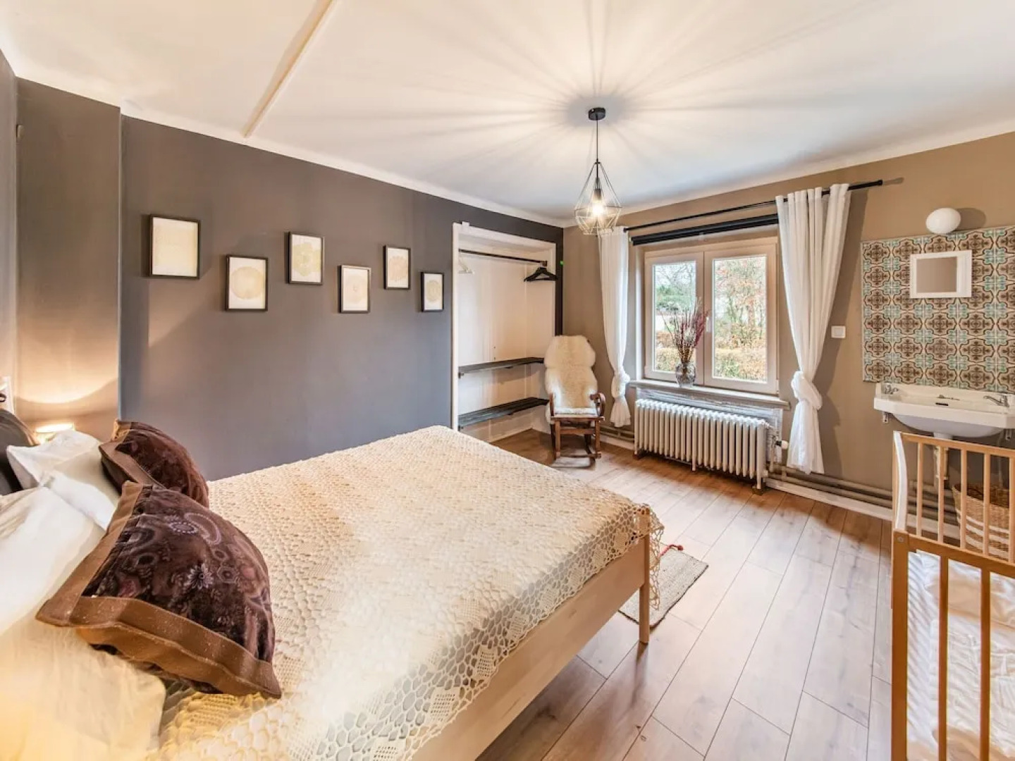 Beautiful Group House With Large Garden