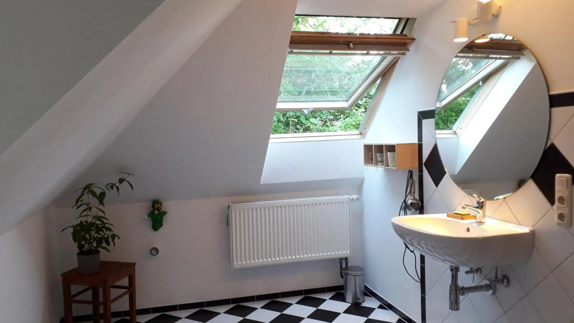 Zentrumsnahe Dachwohnung in grüner Oase