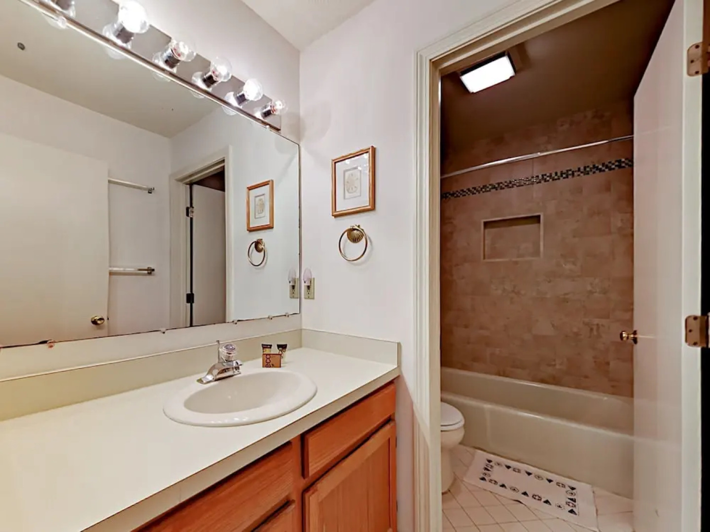 232 Billington Ln Condo - 2 Br condo by RedAwning