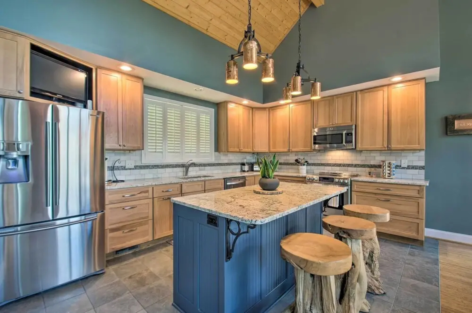 Grand Chalet w/ Hot Tub - Near Wintergreen Resort