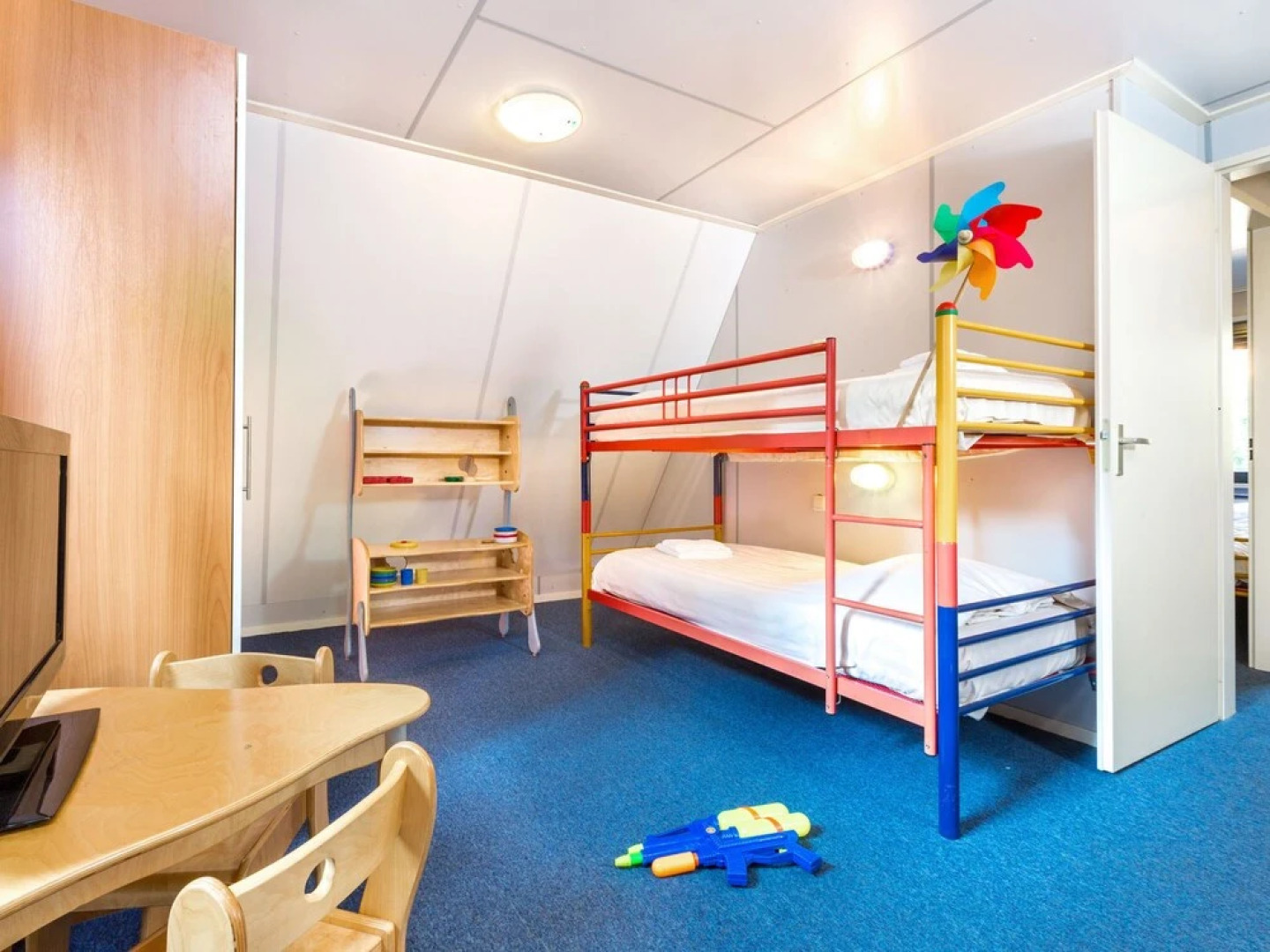 Detached Villa with Fireplace & 4 Bathrooms near Golf Course