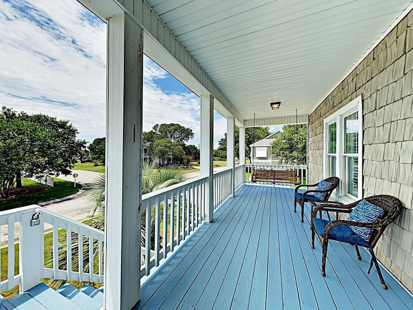 Large Family W/ Outdoor Dining, Walk To Beach 5 Bedroom Home