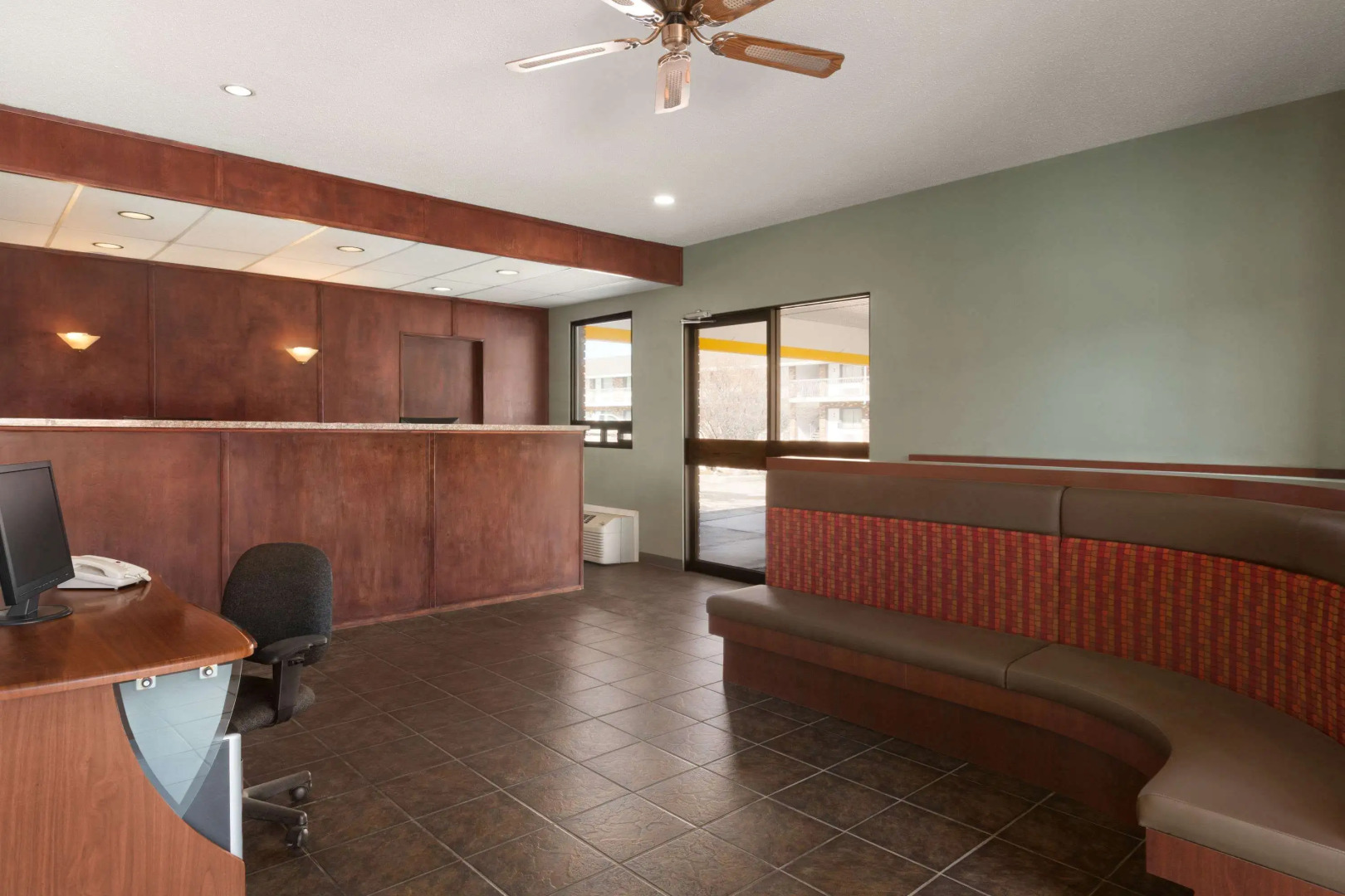 Econo Lodge Inn & Suites Cranbrook