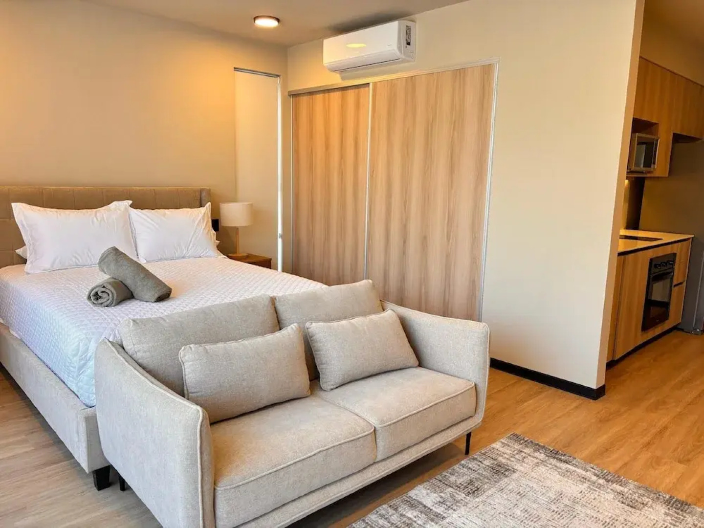 BEE Suites San José - Santa Ana