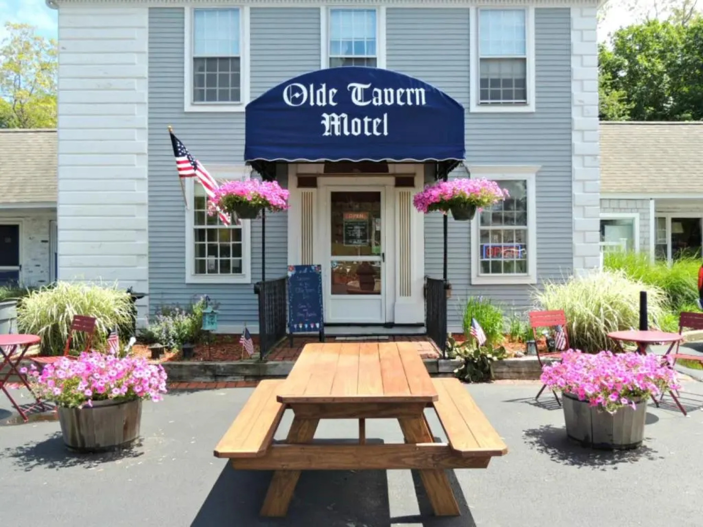Olde Tavern Motel And Inn