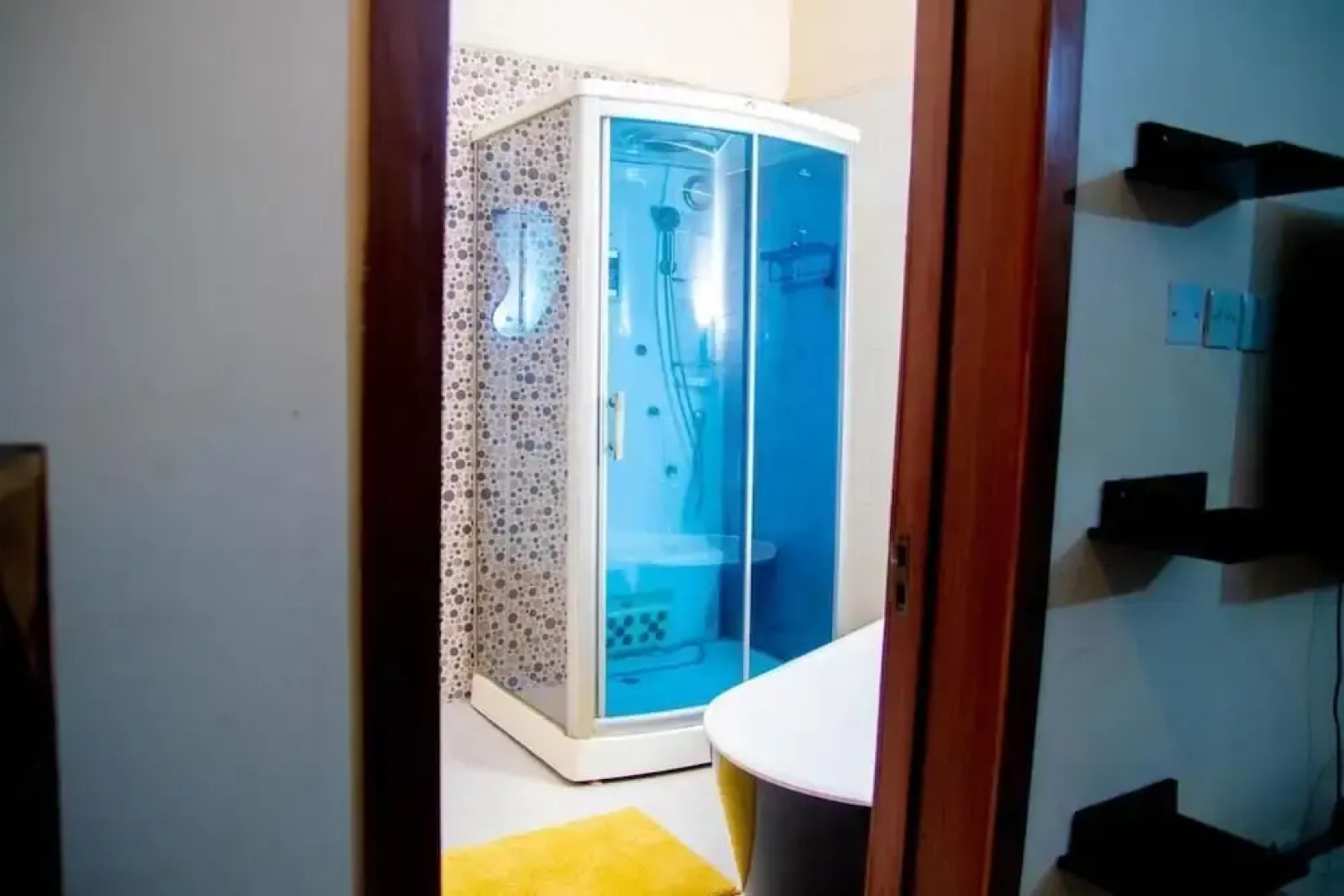 Luxury 4 BR Apt w Parking, Hot Tub, Magodo Estate