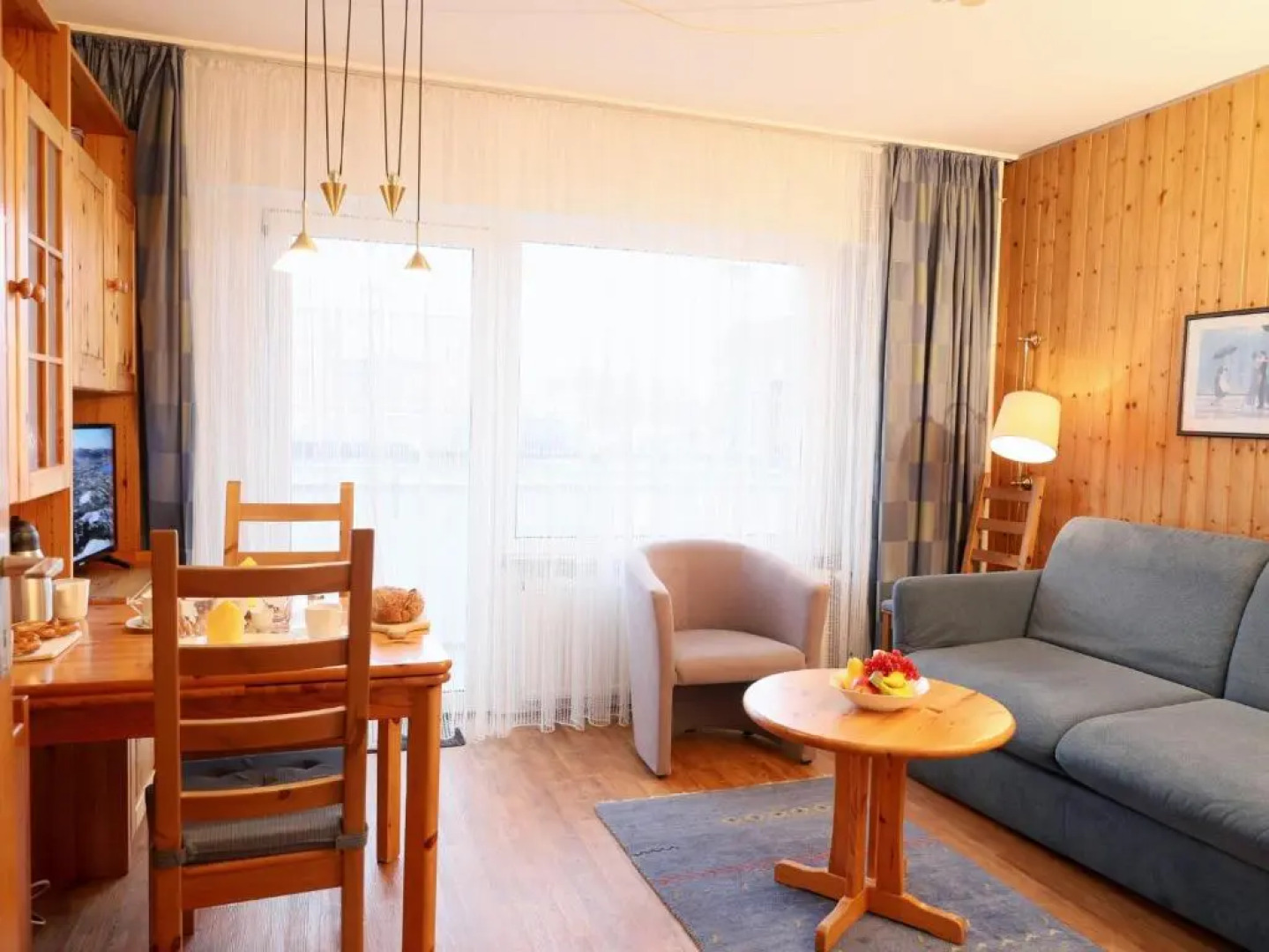 Freundliches 2-Zimmer-Appartement mit Kieferneinrichtung und einem Balkon.