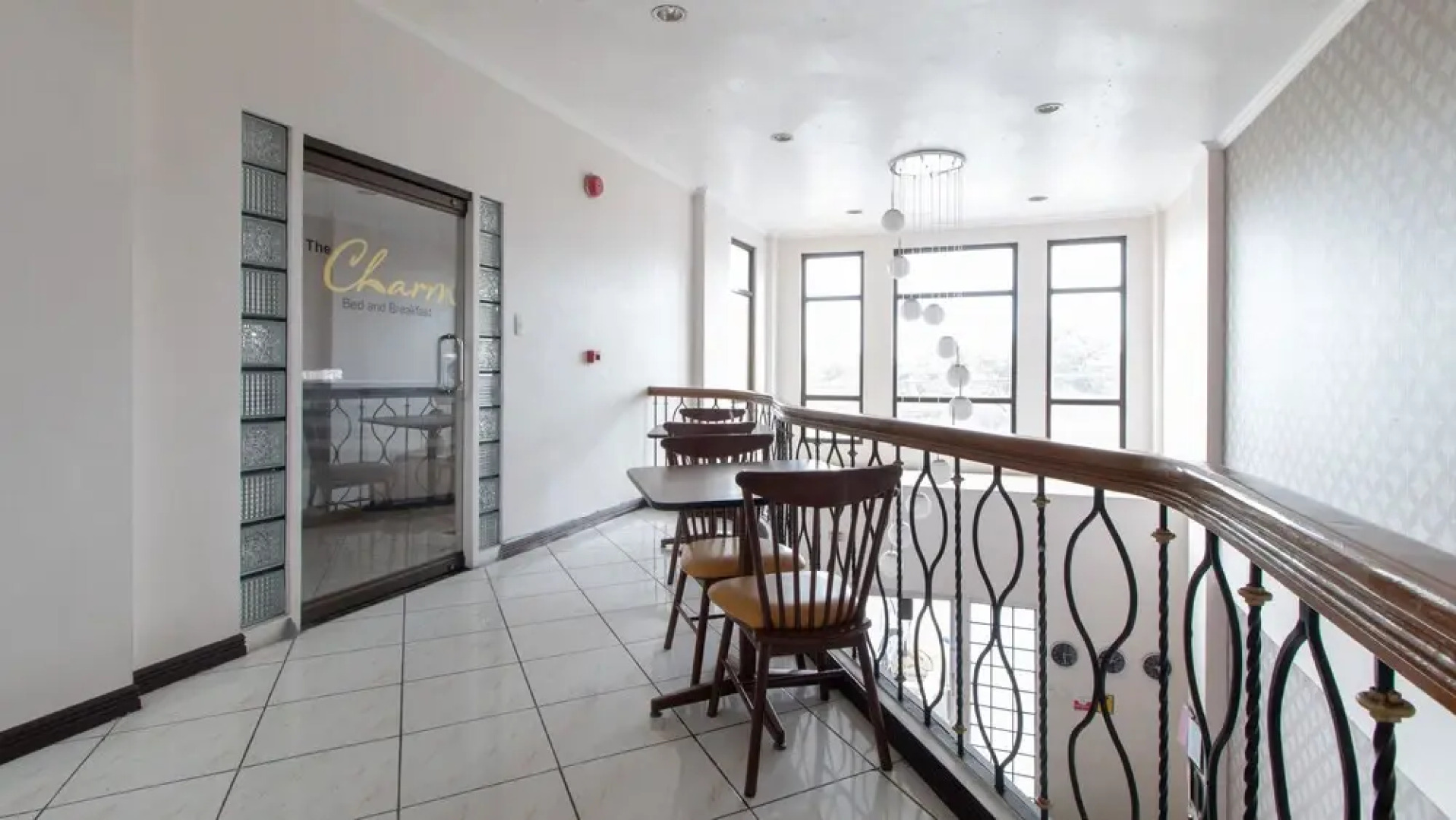 RedDoorz @ Km 50 Aguinaldo Highway Tagaytay - Vaccinated Staff