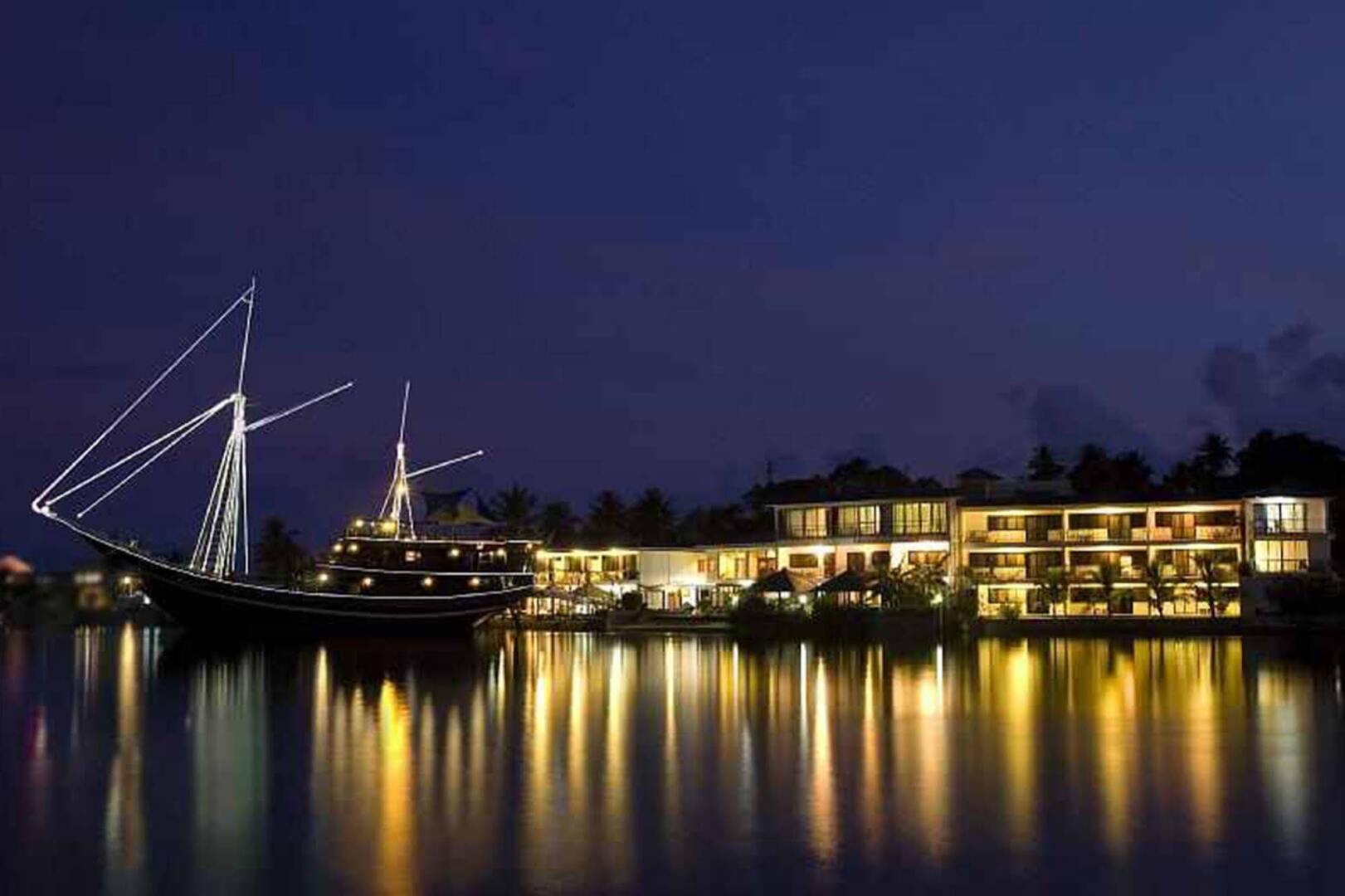 Manta Ray Bay Resort