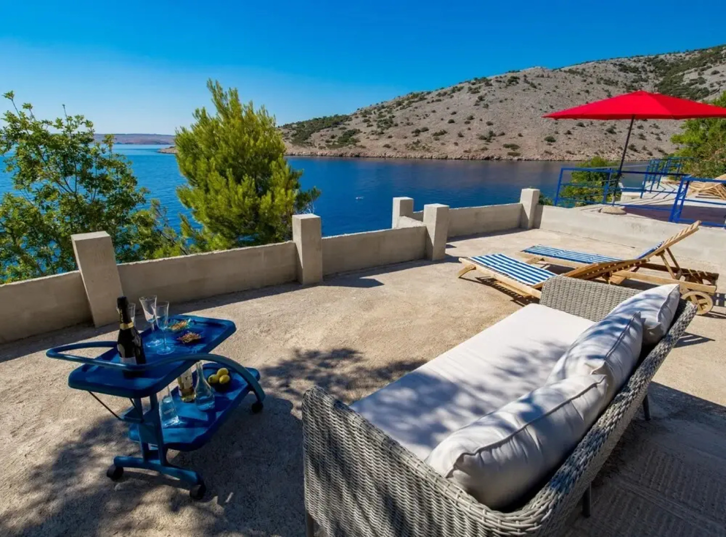 Sunny Beachfront Jablanac Apartments