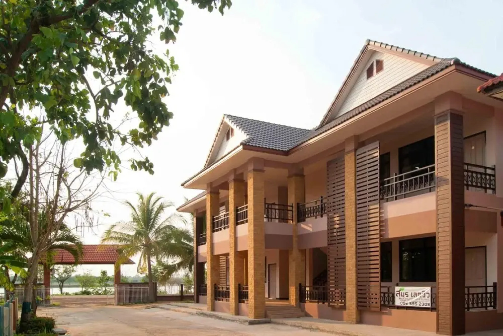 Suporn Lakeview Service APT & Homestay