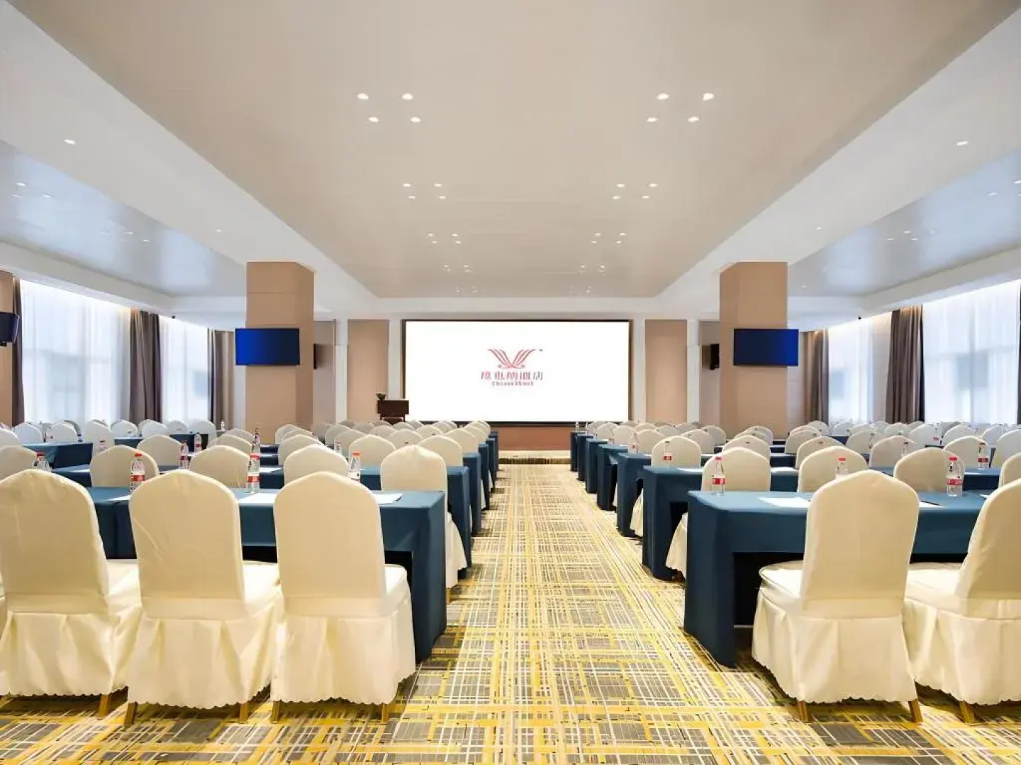 Vienna International Hotel (Luyi Passenger West Station)