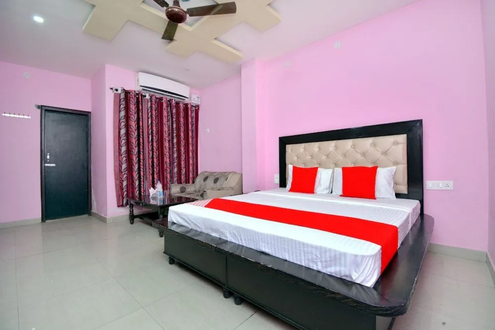 Oyo 39889 Palace Plaza