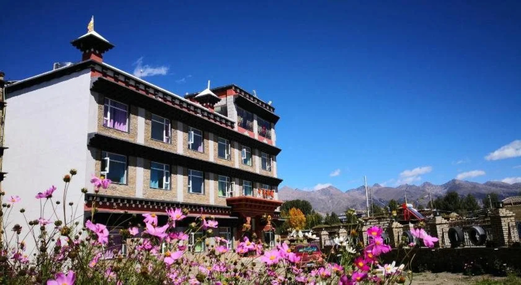 October Daocheng Youth Hostel