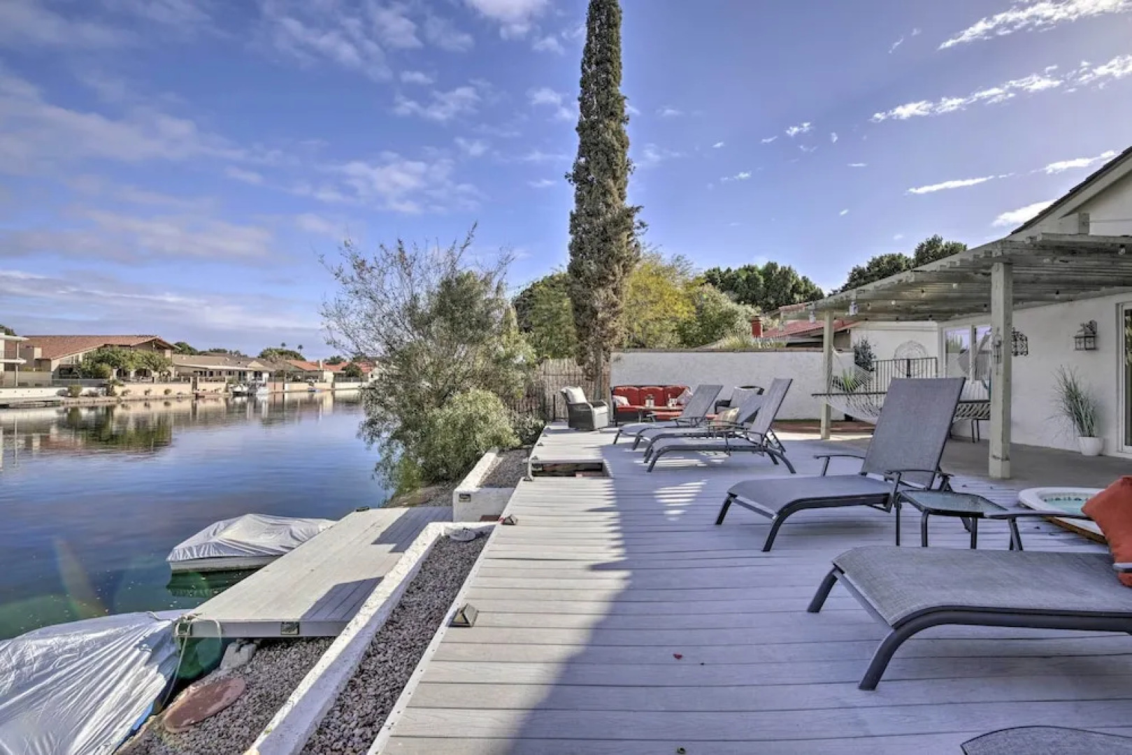 Sun Deck, Hot Tub & Kayak: Lakefront Tempe House