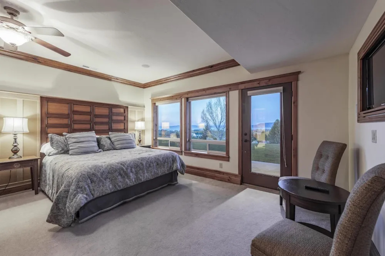 Golf Course Home, Sleeps 30, Private Hot Tub, Access to Ideal Beach, Amazing Views and Space!