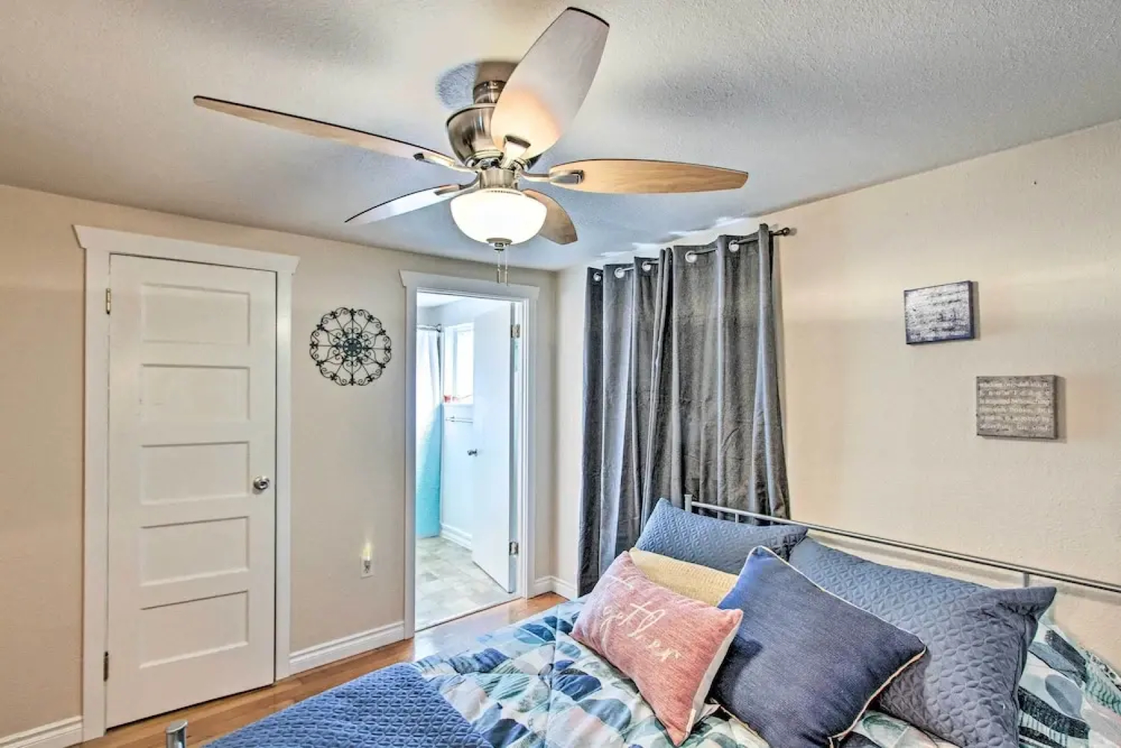 Lovely Tacoma Cottage w/ Fire Pit, Near Dtwn!