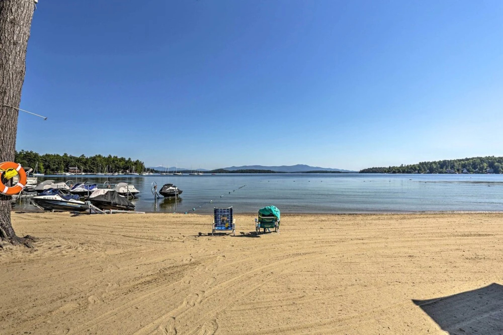 Lake Getaway: Walk Across Street to Private Beach!