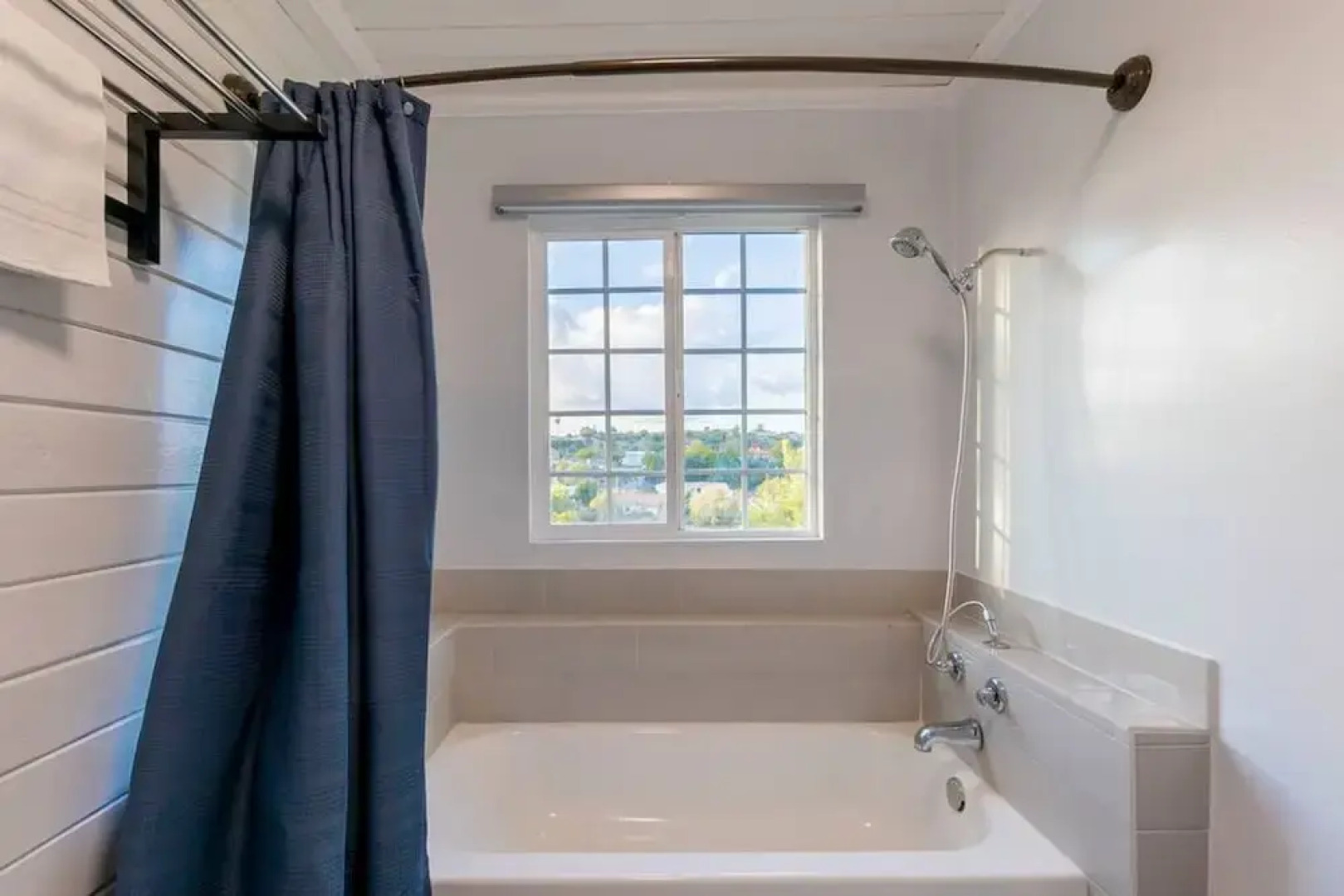 Stunning LA Luxury Retreat Ideal for Work or Play