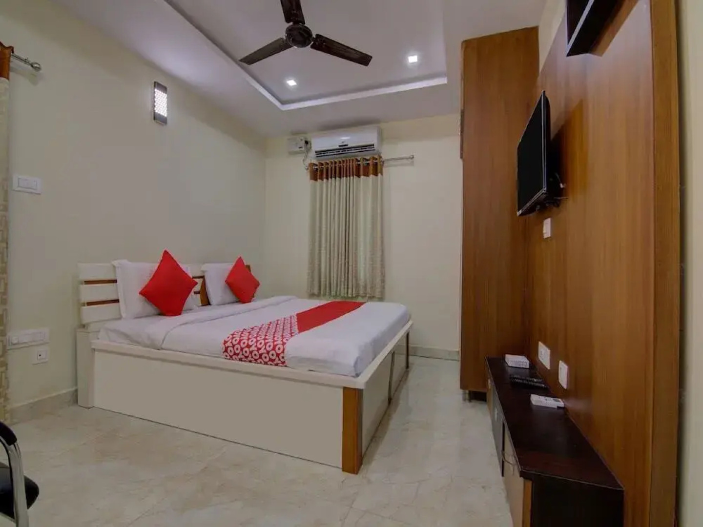 Pramukh Palace by OYO Rooms