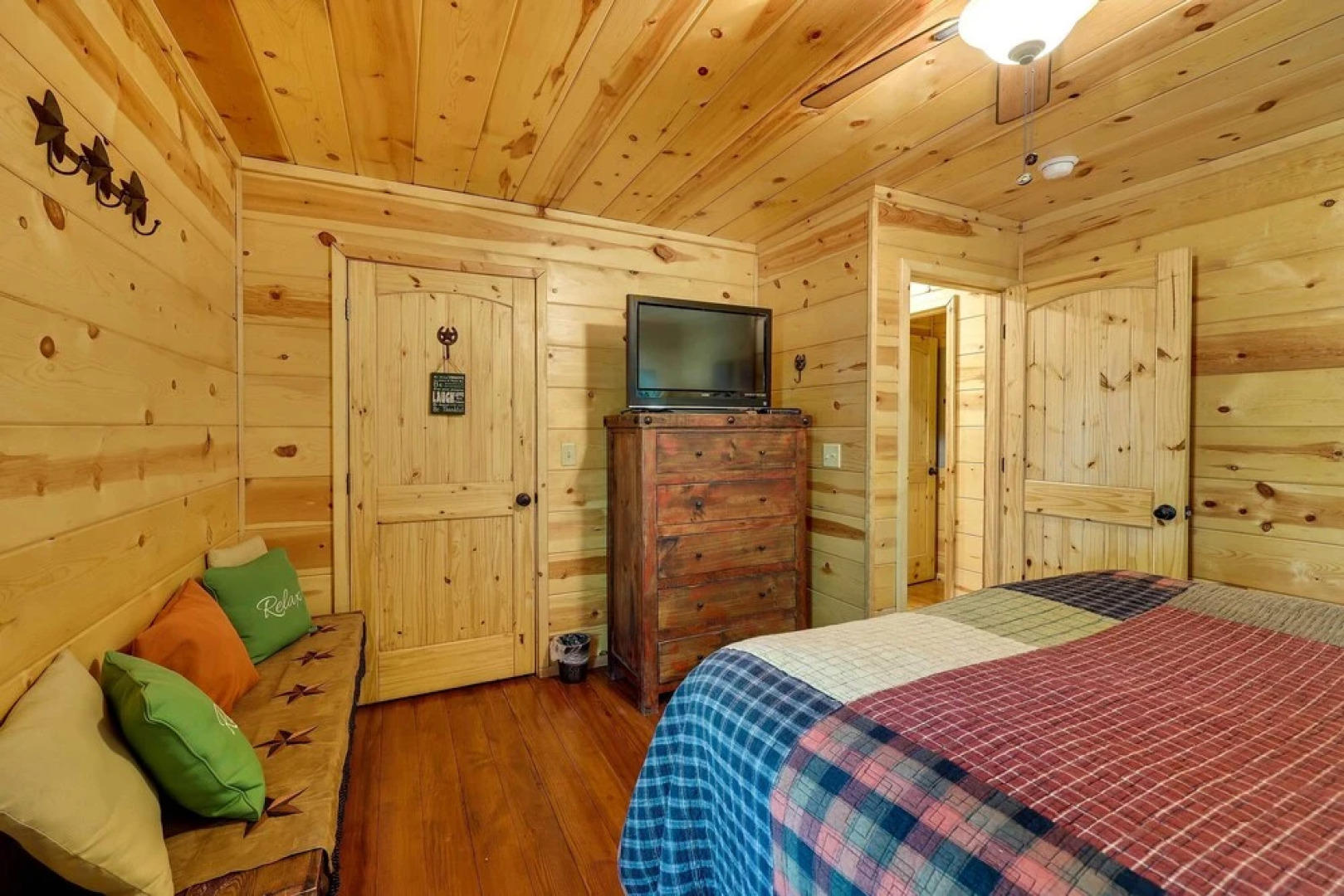 Pet-friendly Broken Bow Cabin w/ Fire Pit!