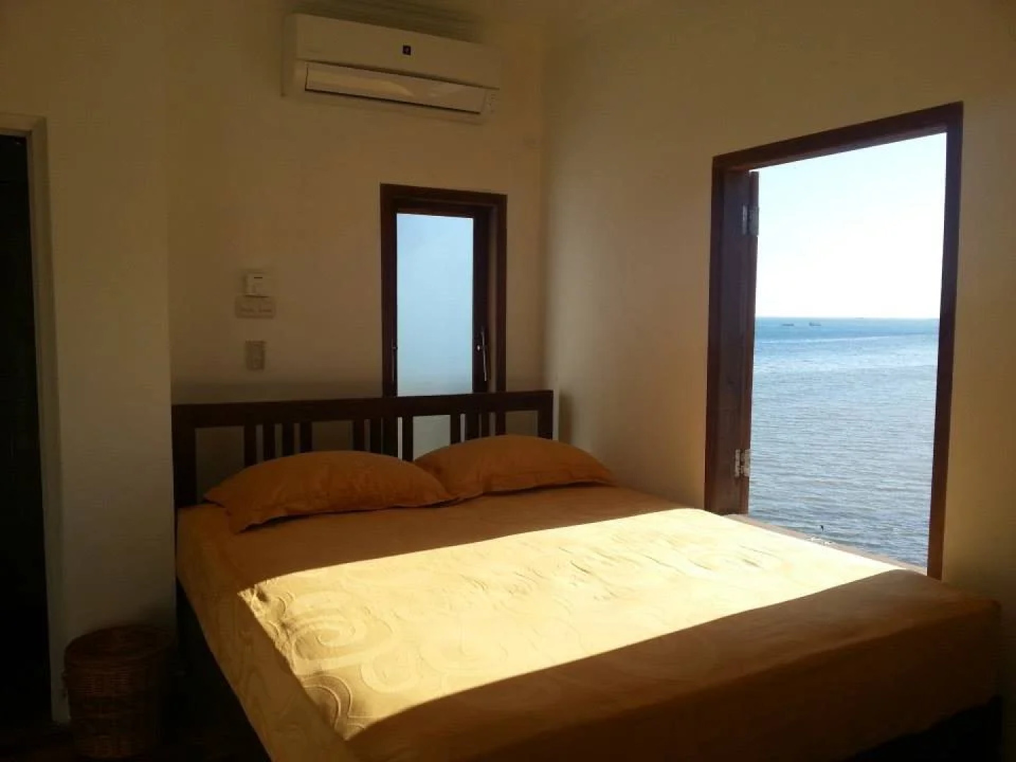 Lavalon Seaview Hostel & Bar