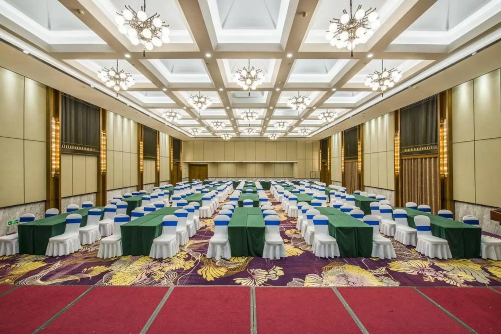 Jinfeng Hotel (Louxing Square Spring Garden Pedestrian Street Store)