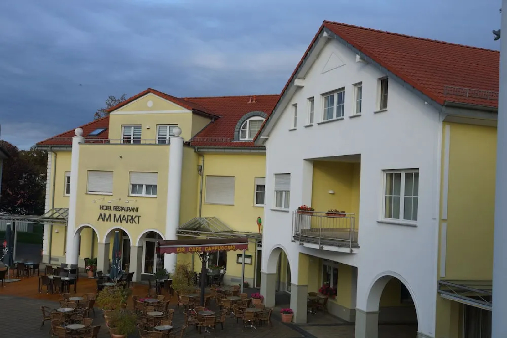 Warias Hotel & Restaurant