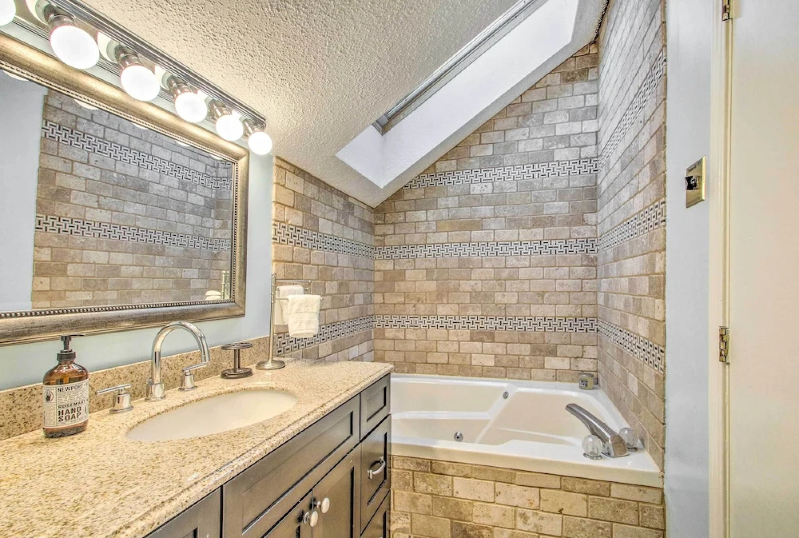 Ski Condo w/ Pool, Close to Story Land & Attitash!