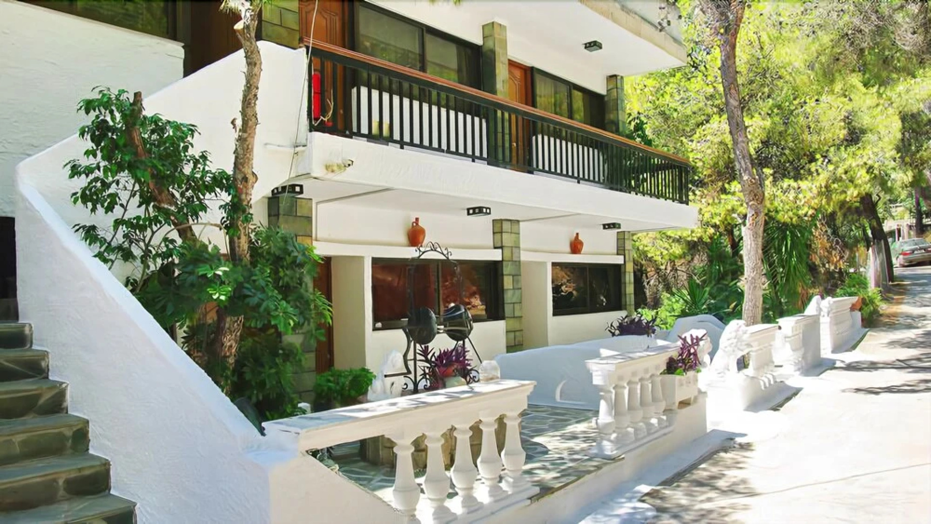 Lions2 Studios and Apartments