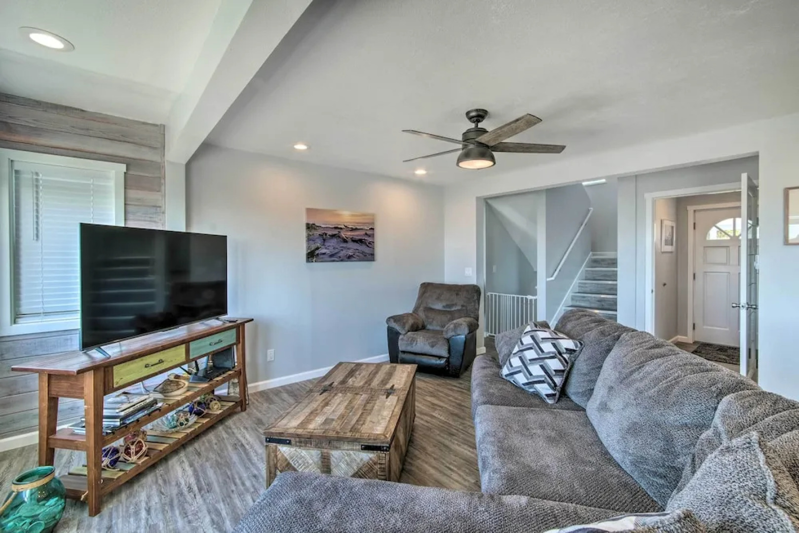 Gold Beach Home w/ Hot Tub, 1/4 Mi to Beach!