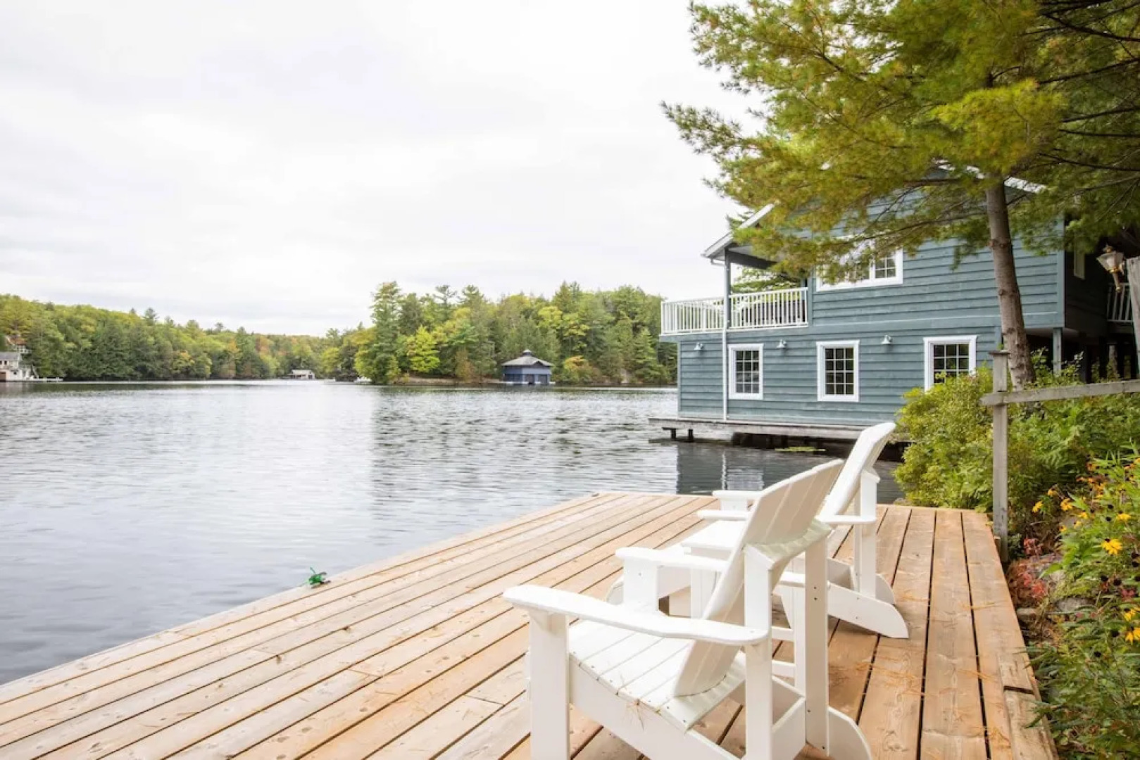 Wildflower Cottage A Fantastic boat access family cottage with a spectacular 500' of waterfront!
