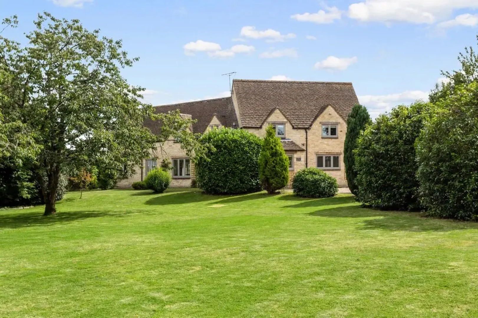 Spacious & Stylish Cotswold Family home