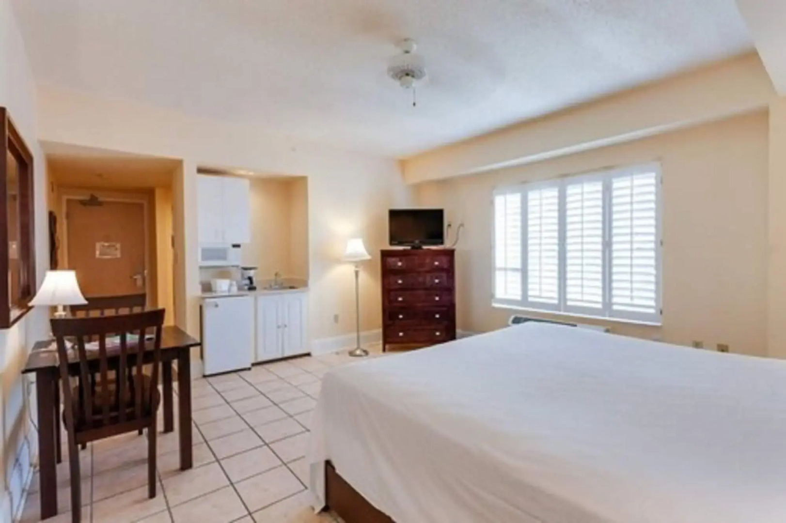 Naples Park Central Hotel