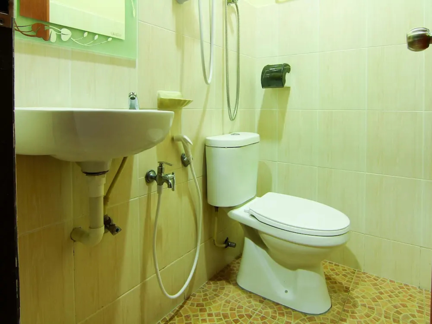 OYO 43962 Ezzy In Hotel