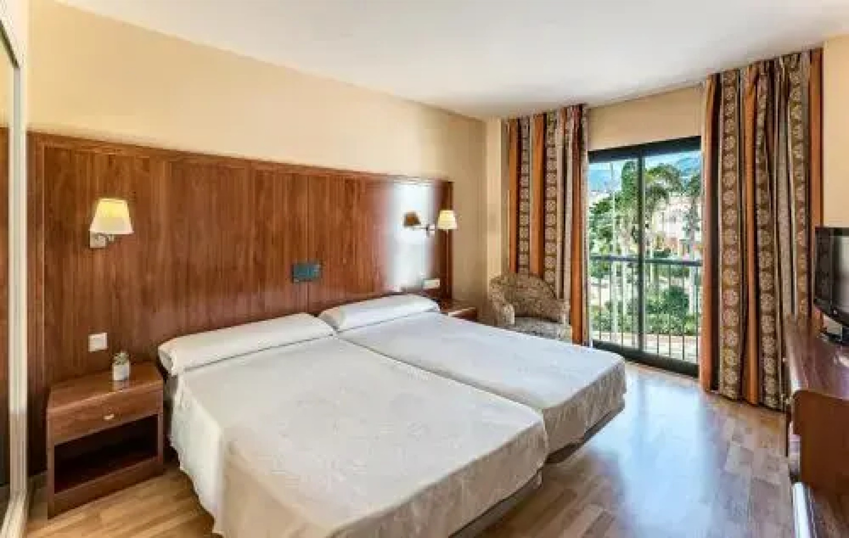 Perla Marina Hotel & Apartamentos