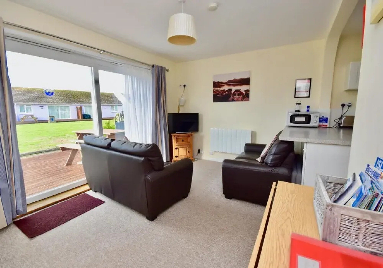 Seashells Dog Friendly Seaview Beach Chalet Sleeps 4 Beach Opposite