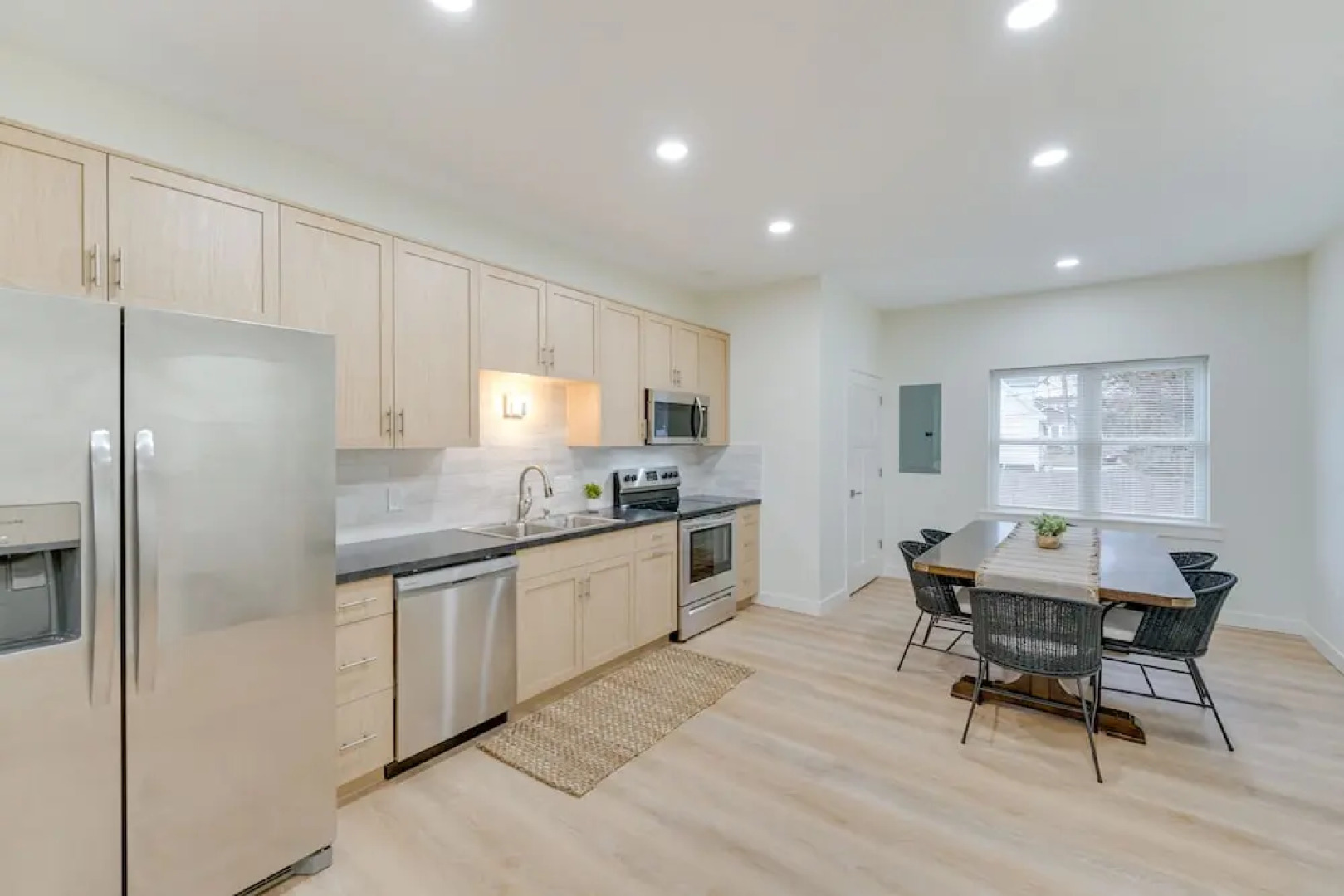 St Clair Apartment - Walk to River & Boardwalk!