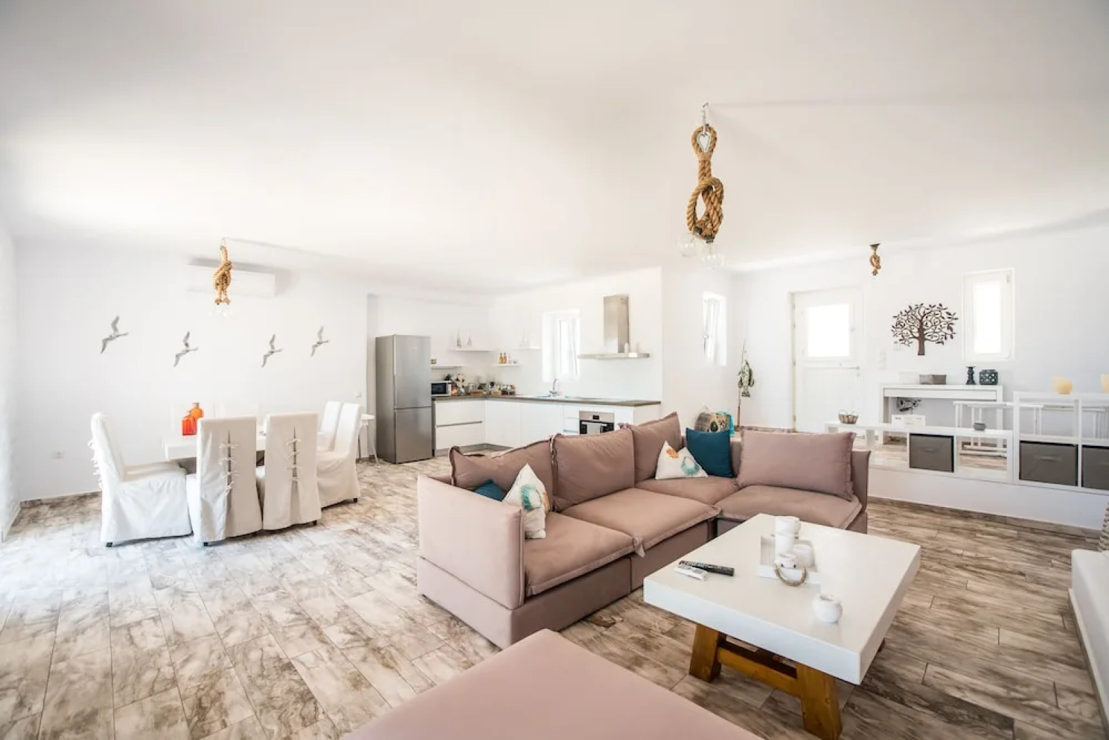 Funky holiday home with pool, next to the beach by VillaRentalsgr