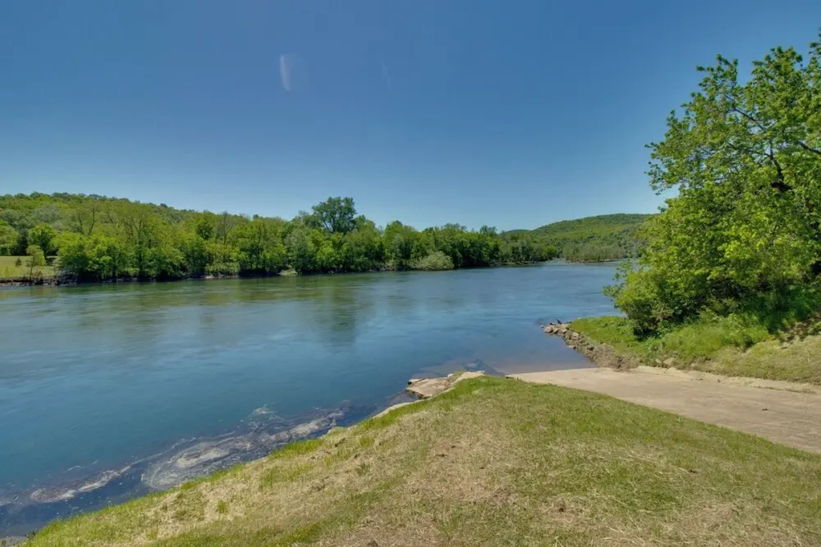 Spacious White Rivers Jewel: Fishing Haven!